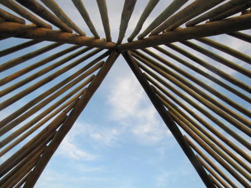 a wooden roof with the sky in the background at B&B Shambala HN in Pelarco