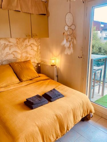 une chambre avec un lit avec deux serviettes dessus dans l'établissement Joli studio avec grande terrasse et parking, à Vitry-sur-Seine