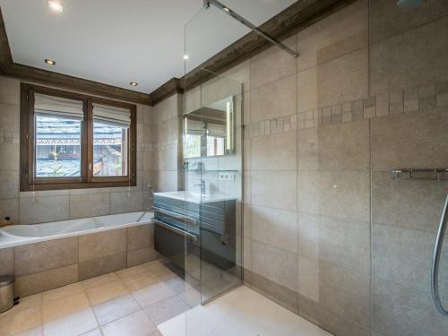 une salle de bain avec une baignoire, un lavabo et une douche dans l'établissement Appartement de charme skis aux pieds à Courchevel 1650 - FR-1-575-133, à Courchevel