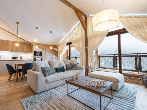 un salon avec un canapé et une table dans l'établissement Appartement haut de gamme à Courchevel 1650 avec garage, balcon et WiFi - FR-1-575-167, à Courchevel