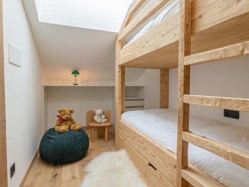- une chambre avec 2 lits superposés et 2 ours en peluche dans l'établissement Appartement haut de gamme à Courchevel 1650 avec garage, balcon et WiFi - FR-1-575-167, à Courchevel