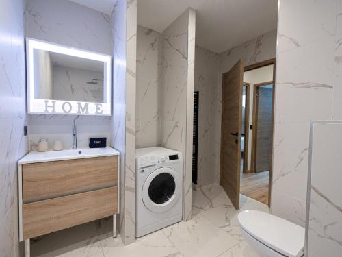 une salle de bain avec une machine à laver et un lavabo dans l'établissement Appartement haut de gamme à Courchevel 1650 avec garage, balcon et WiFi - FR-1-575-167, à Courchevel