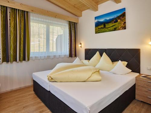 ein Schlafzimmer mit einem großen Bett mit weißer Bettwäsche in der Unterkunft Ferienhaus Patrick in Sölden