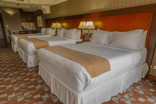 a hotel room with two beds in a room at Hotel Plaza San Martin in Tegucigalpa