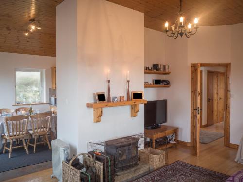 TV a/nebo společenská místnost v ubytování Errislannan Stone Cottage