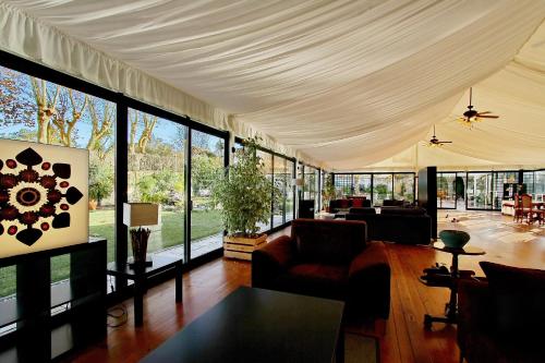 a living room with a lot of windows at Villa das Rosas in Sintra