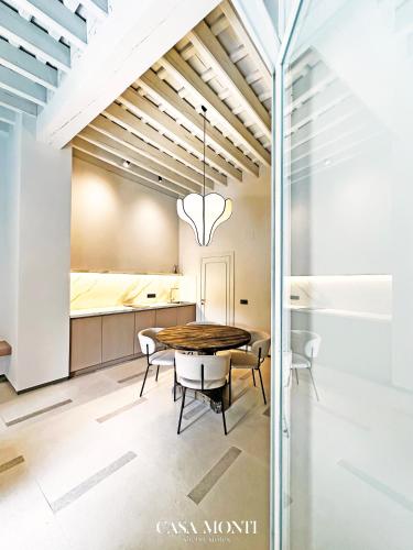 a kitchen and dining room with a table and chairs at Casa Monti - Sherry Suites A in Jerez de la Frontera
