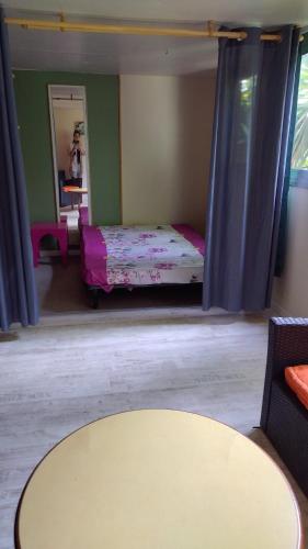 Ένα ή περισσότερα κρεβάτια σε δωμάτιο στο Petite Maison Atypique En Bois