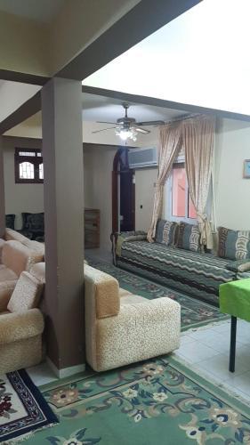 アウリールにあるAwrirのベッド2台とソファのあるリビングルーム