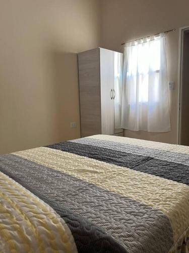 1 Schlafzimmer mit 2 Betten, einer Kommode und einem Fenster in der Unterkunft El Descanso II in Barrio Rivadavia
