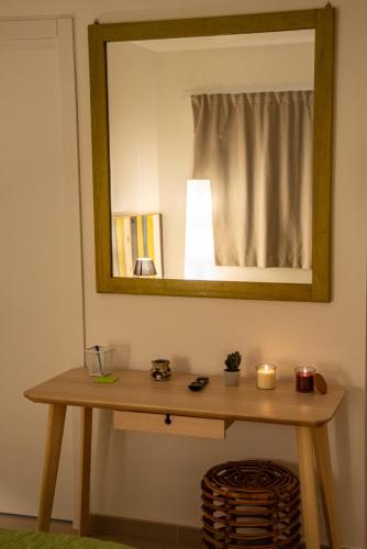 a mirror on a wall above a wooden table at B&B Buongiorno Caprarola in Caprarola