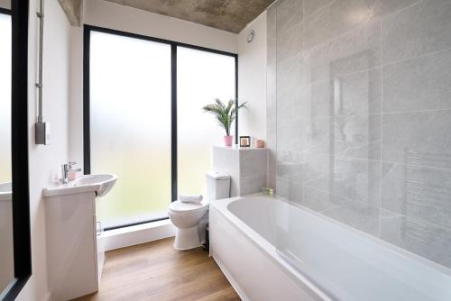 Ένα μπάνιο στο The Warrington Hideaway - Pluxa Rose Gray