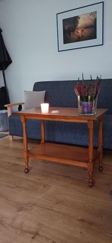stolik kawowy z laptopem na kanapie w obiekcie Apartament z prywatnym parkingiem w mieście Zieleniewo
