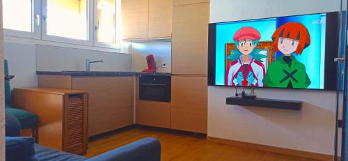 Una sala de estar con un televisor en la pared. en Apartement 2 rooms Saint Louis - Euroairport - Basel - Train station, en Saint-Louis