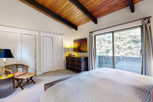 Un dormitorio con una cama y una ventana grande. en Ptarmigan Mountain Chalet, en Vail