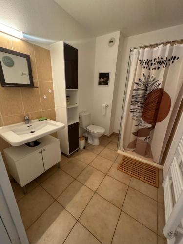 Ένα μπάνιο στο Charmant appartement dans résidence avec piscines