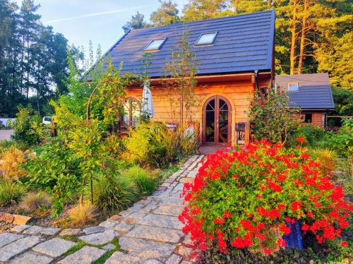 Woodorf drewnem usłane - domki z bala nad rzeką Słupią wśród pól i lasów z chatą grillową, ogniskiem i placami zabaw dla dzieci -Royal Red House z jacuzzi i ogrodzonym extra ogródkiem dla piesków, Royal Green House - bez jacuzzi