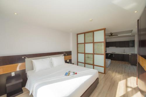 Postel nebo postele na pokoji v ubytování Dana Pearl Danang Hotel By HOS