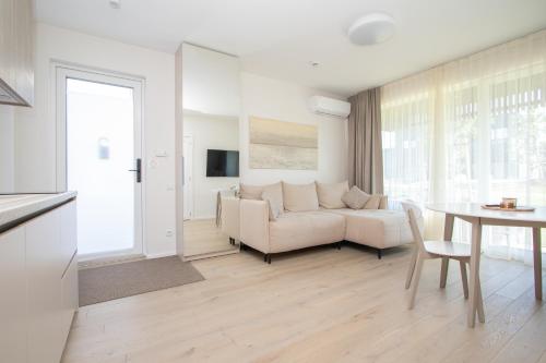 a living room with a couch and a table at SMĖLĖTOS KOPOS - Mano jūra 3 in Kunigiškiai
