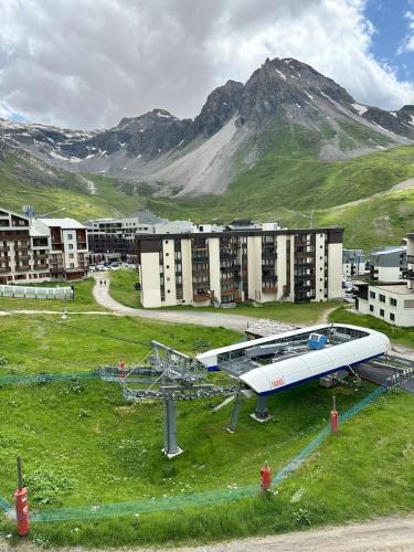 un bâtiment avec un plan au sol dans un champ dans l'établissement MyHome- Haut Val Claret 43 - Grand duplex 8 pax skis aux pieds Tignes Val Claret, à Tignes