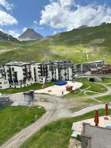 un complexe d'appartements au milieu d'une colline verdoyante dans l'établissement MyHome- Haut Val Claret 43 - Grand duplex 8 pax skis aux pieds Tignes Val Claret, à Tignes