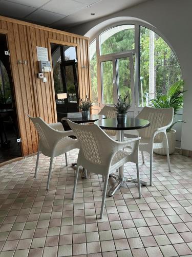 a dining room with a table and chairs at Bástya Konferencia és Wellness Hotel in Miskolctapolca