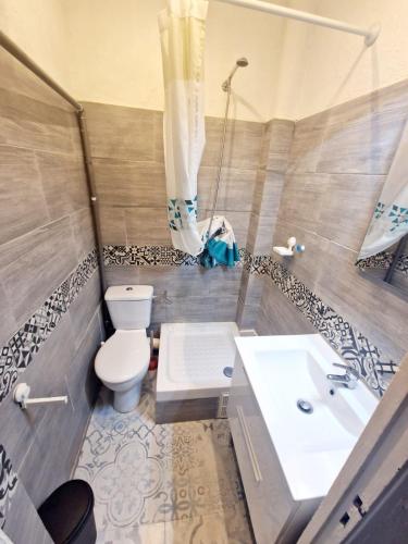 une salle de bain avec toilettes et lavabo dans l'établissement Studios de Marseille - Vieux-Port - Quartier Opéra, à Marseille