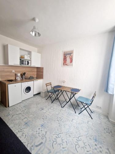 une cuisine avec une table et des chaises dans une pièce dans l'établissement Studios de Marseille - Vieux-Port - Quartier Opéra, à Marseille