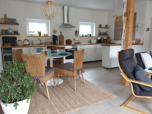a kitchen and dining room with a table and chairs at Ferienhof Elbauenblick in Radebeul