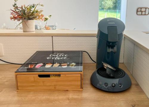 a kitchen with a coffee processor sitting on a counter at Charmant Logement Brugelette Proche de Pairi Daiza in Brugelette