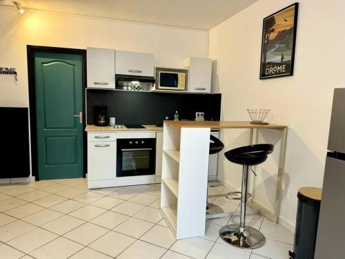 Η κουζίνα ή μικρή κουζίνα στο Joli studio centre-ville