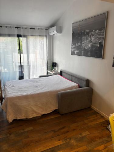 une chambre avec un lit et un canapé dans l'établissement Logement du Sud avec Jacuzzi, à Sommières