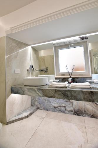 a bathroom with a sink and a mirror at Domus De Cinti in Tivoli
