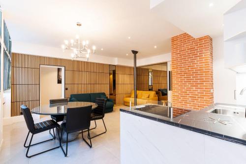 une cuisine et un salon avec une table et des chaises dans l'établissement Loft 1 BR jardin des plantes AC by LCC Agency, à Paris