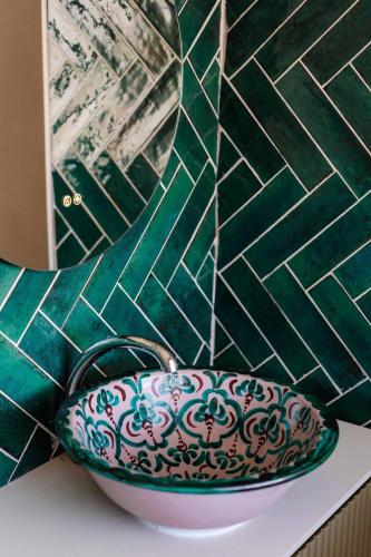 a bowl sitting on a counter in a bathroom at Casa Froscar in Bermejo