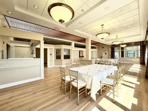 a large dining room with a white table and chairs at The GEM Museum Suites in Evanston
