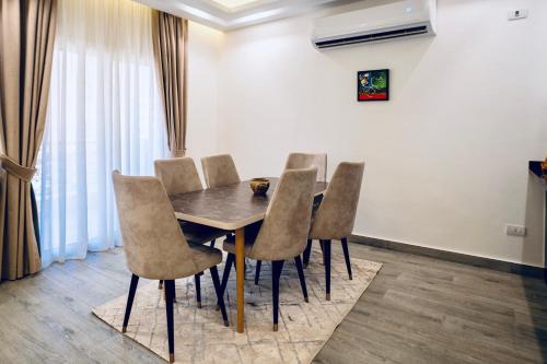 Luxe living apartment Near Mivida New Cairo休息區