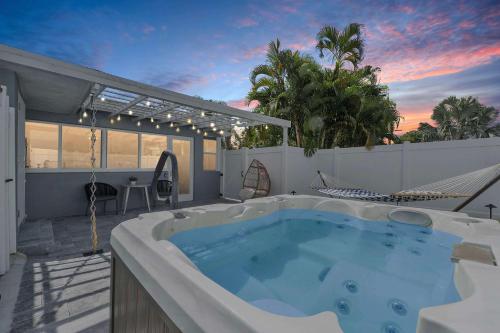Πισίνα στο ή κοντά στο Spacious Studio in the Heart of FTL Hot Tub