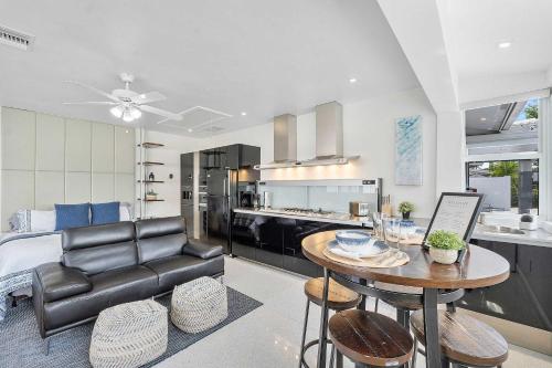 Η κουζίνα ή μικρή κουζίνα στο Spacious Studio in the Heart of FTL Hot Tub