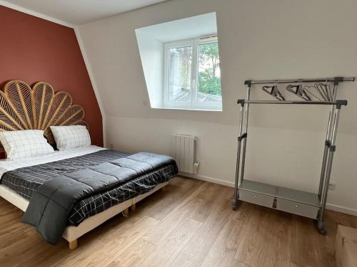 une chambre avec un lit dans une pièce avec une fenêtre dans l'établissement T2 en plein centre de Roubaix, à Roubaix