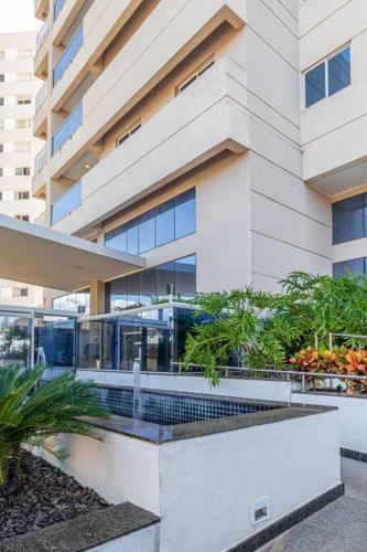 a building with a fountain in front of it at PALMAS EXPERIENCE - APARTAMENTO BRISA, no centro, vista lago! in Palmas