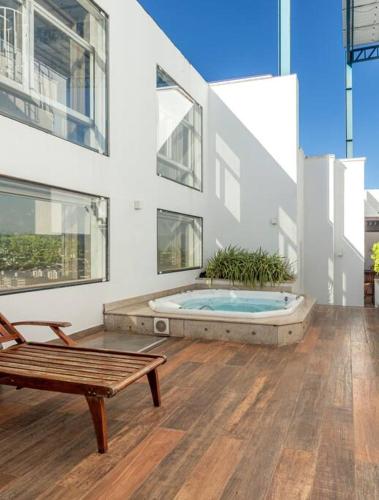 a large building with a jacuzzi tub in the middle of a patio at PALMAS EXPERIENCE - APARTAMENTO BRISA, no centro, vista lago! in Palmas