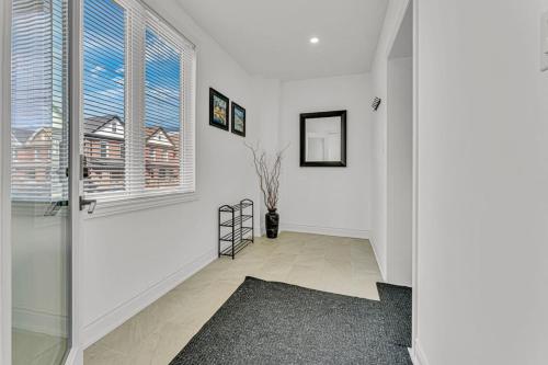 Gambar di galeri bagi Cozy 6BR Home -TiCats,Hospitals,Beach,First Ontario di Hamilton