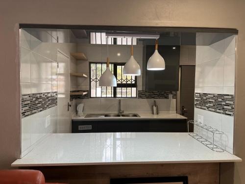 Una cocina o kitchenette en The Hide in Sandown-Sandton