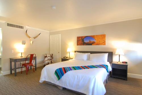 Säng eller sängar i ett rum på Palm Canyon Hotel and RV Resort