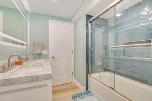 Ένα μπάνιο στο 1 Mi to Town Lake Havasu Home with Heated Pool