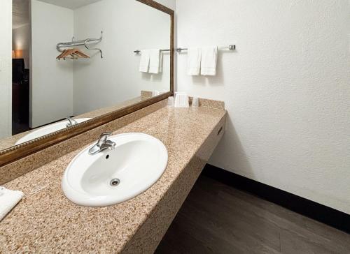 un bagno con lavandino e specchio di Motel 6 Mesa, AZ - Downtown a Mesa