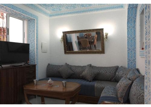 un salon avec un canapé et une table dans l'établissement Tangier city center 1, à Tanger