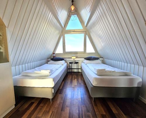 zwei Betten in einem Zimmer mit Fenster in der Unterkunft Lovely City House in Meerbusch