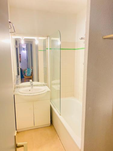 une salle de bain avec un lavabo et une douche dans l'établissement F3 à Cannes Résidence Villa Livia Pierre et Vacances, à Cannes